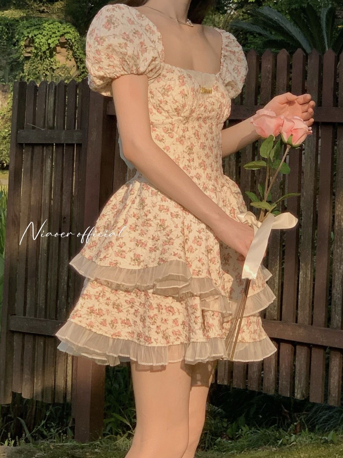 夏季新款露背鏤空蝴蝶結設計裙子小個子法式甜美碎花泡泡袖連衣裙