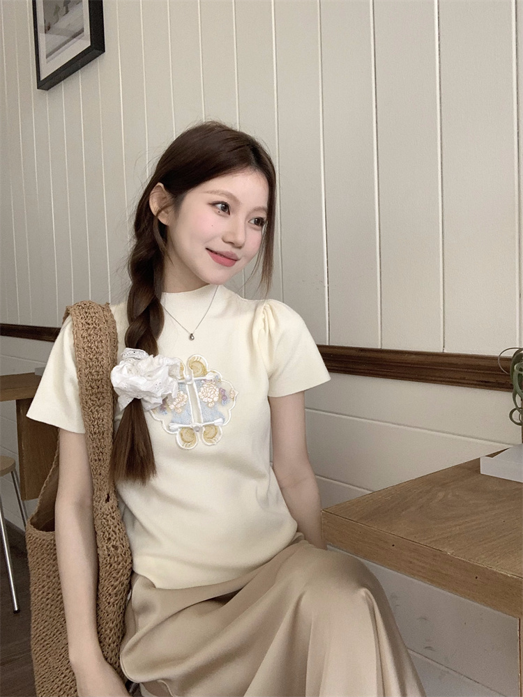 Real shot!  Chinese half-sleeved knitted top and versatile A-line fishtail skirt
