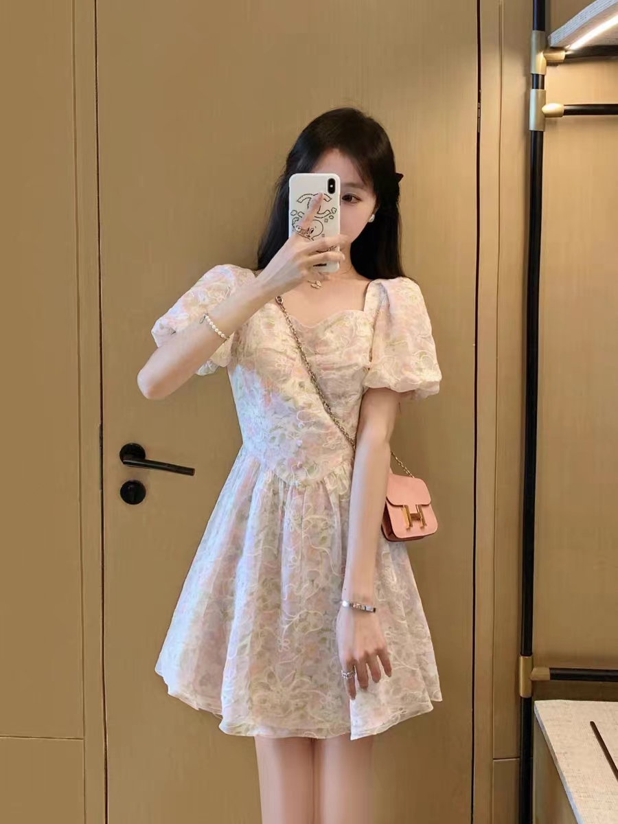 法式碎花連衣裙夏季2024年新款女裝收腰顯瘦高級感氣質泡泡袖裙子
