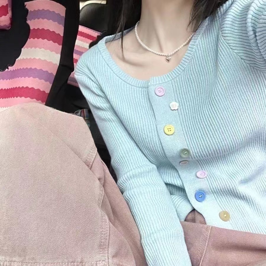 設計感彩色紐扣針織開衫女春裝新款慵懶風小個子短款學生毛衣外套