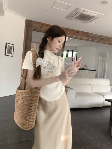 Real shot!  Chinese half-sleeved knitted top and versatile A-line fishtail skirt