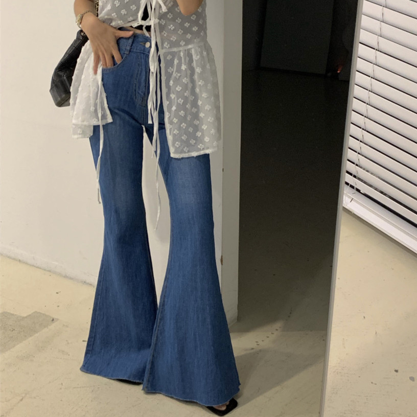 Retro bootcut slimming and feminine thin jeans