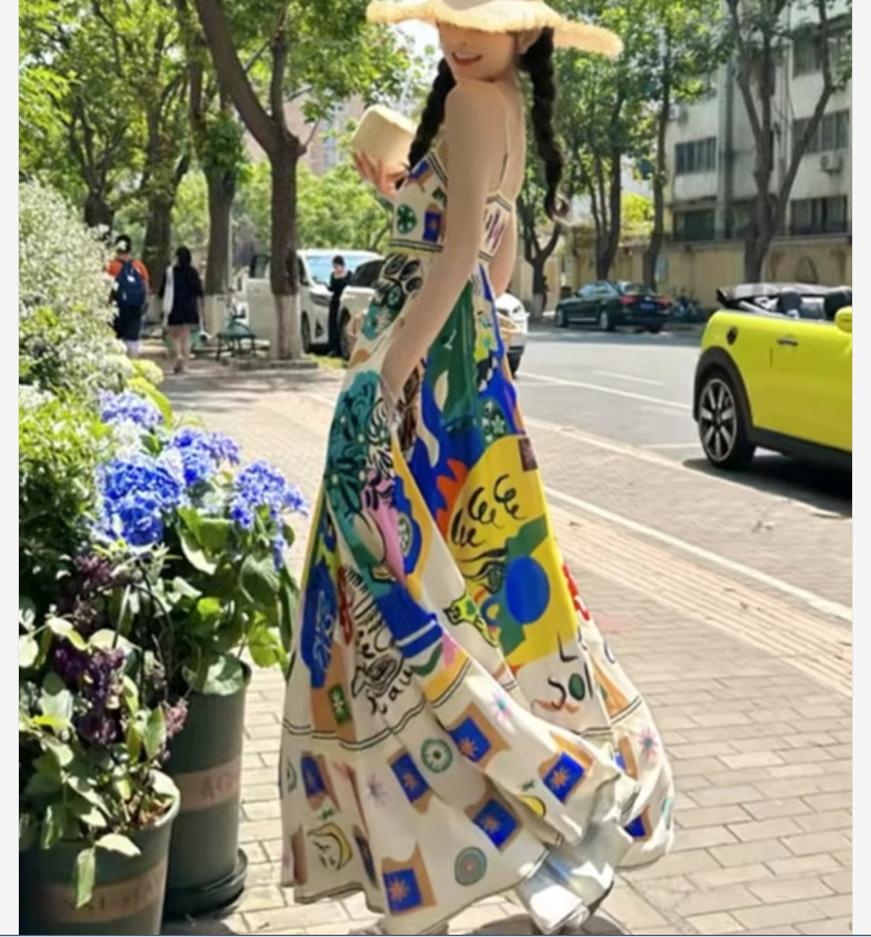 泰式吊帶連衣裙女夏季小眾設計感塗鴉印花民族風收腰海邊度假長裙
