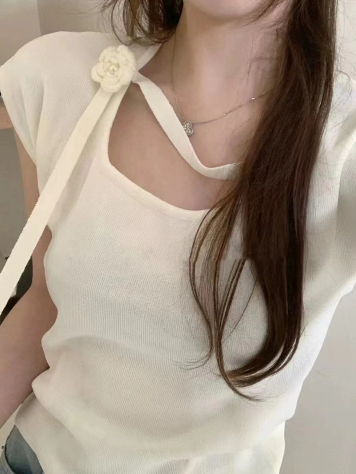 Summer thin oblique tie flower knitted T-shirt for women, slim design, niche small flying sleeves top with jeans