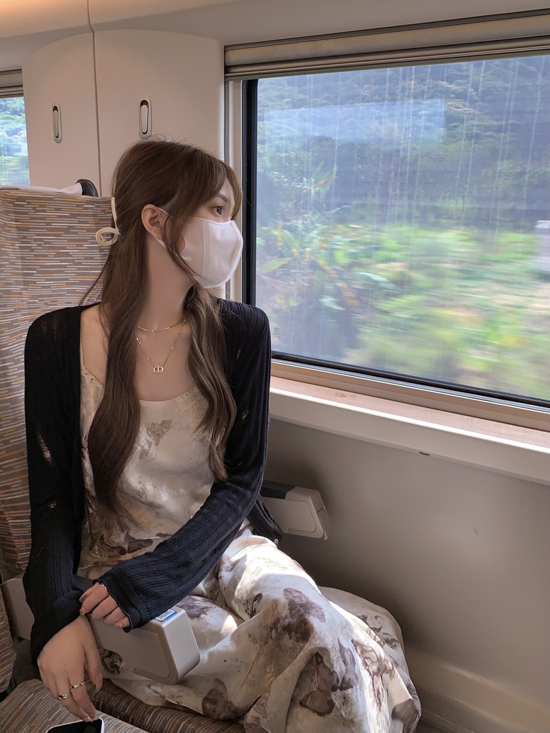 實拍  春夏設計感蝴蝶印花慵懶吊帶連衣裙+破洞防曬針織開衫
