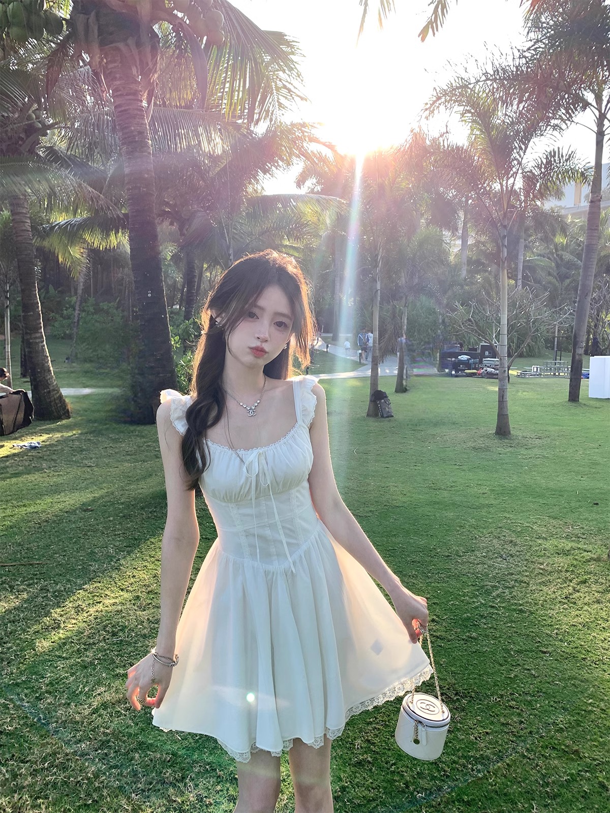白水女春日小白裙白色吊帶連衣裙春秋新款收腰顯瘦度假初戀短裙夏