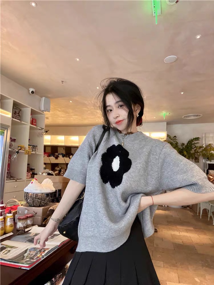 灰色短袖慵懶風設計感小眾針織衫寬鬆別致上衣搭黑色半身裙兩件套