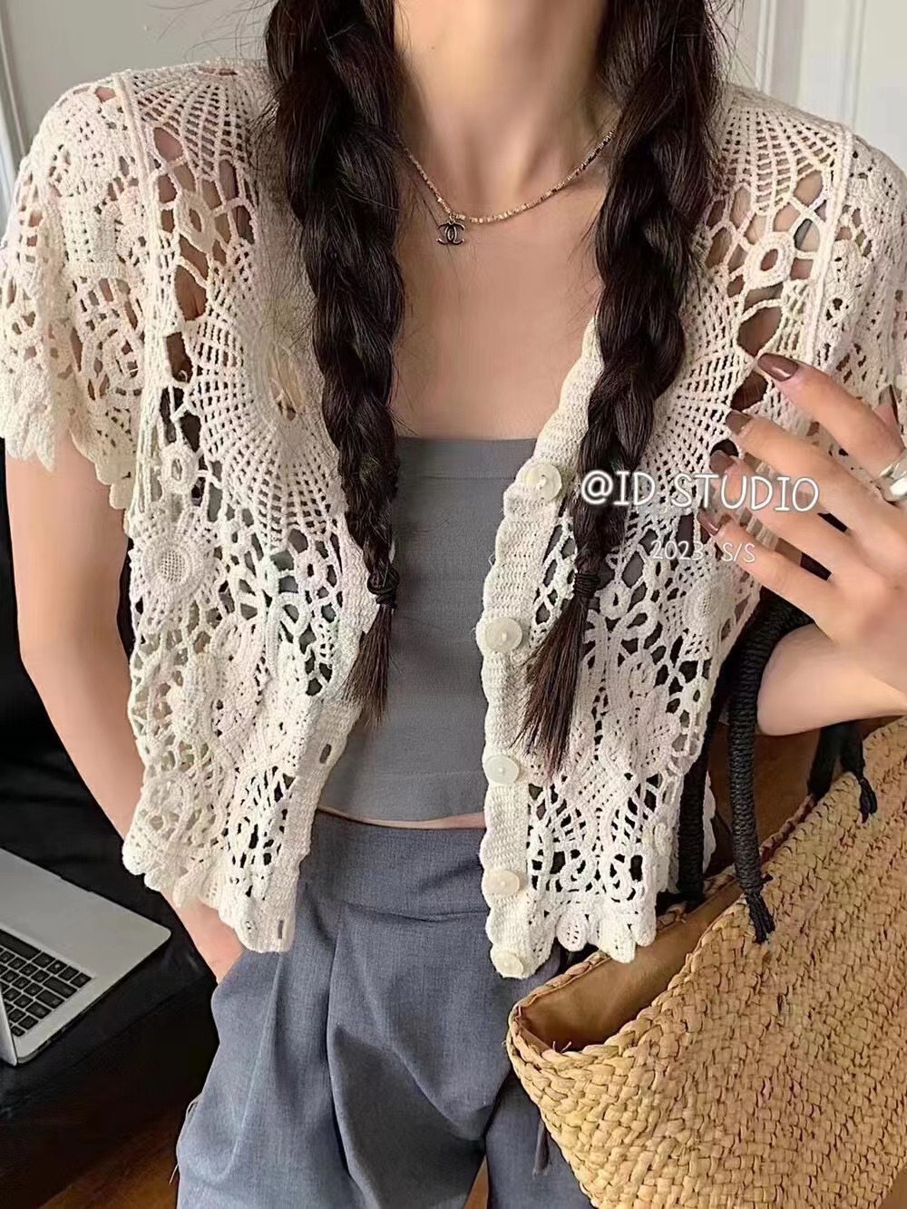 新款韓國短袖V領洋氣鏤空小眾設計單排扣開衫襯衫上衣女