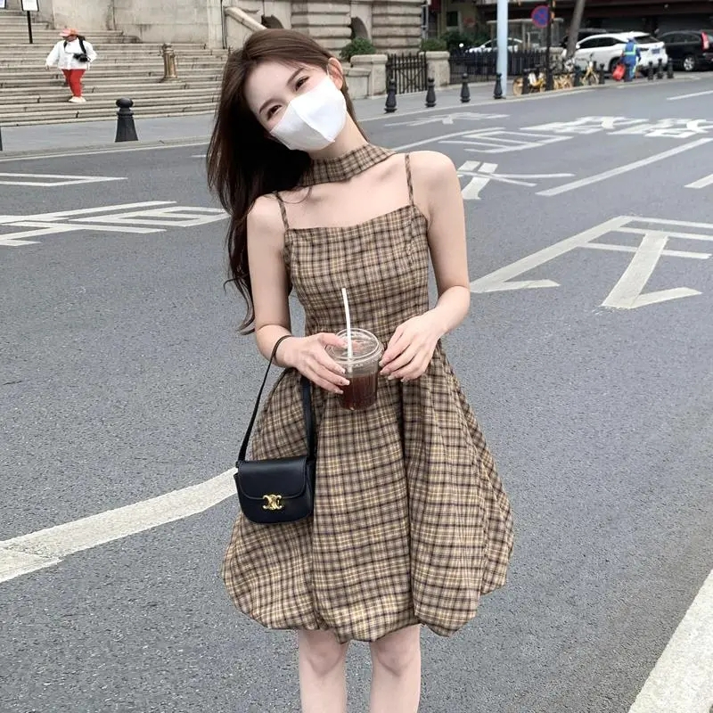 掛脖吊帶連衣裙女夏季2024新款法式高級感設計感收腰顯瘦甜辣裙子