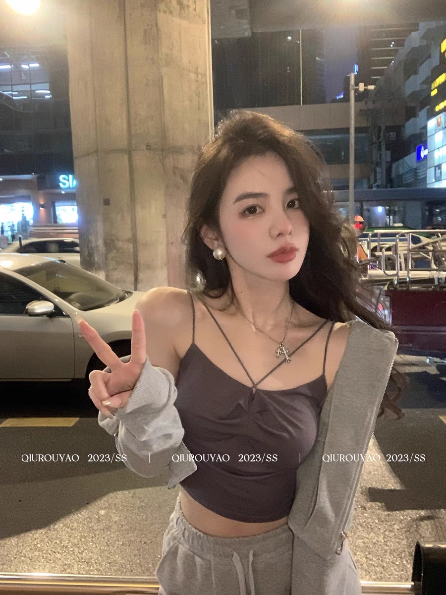 邱肉瑤 新款純色短款修身純欲甜辣小眾設計感顯瘦內搭吊帶背心女
