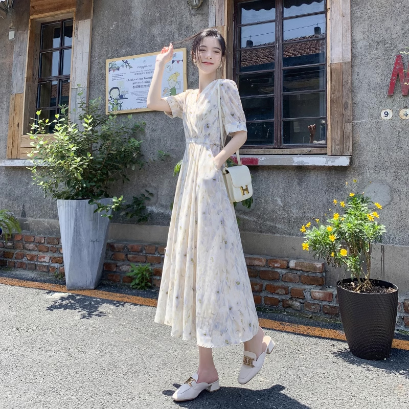 溫柔風碎花連衣裙子女裝夏季2024新款茶歇法式高級感顯瘦v領長裙
