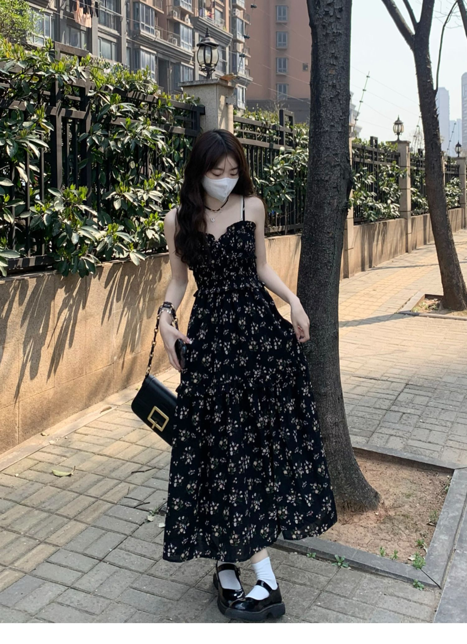 2024春季新款黑色碎花吊帶連衣裙女裝小眾設計a字長裙子