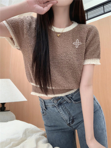 Actual shot of sweet and spicy contrasting round neck versatile high-waisted short-sleeved sweater top for women
