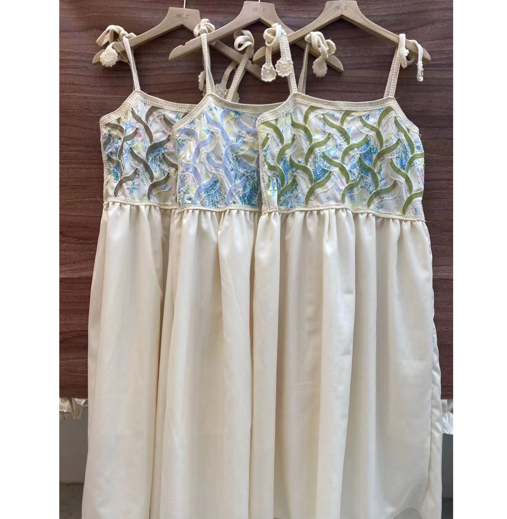 2024夏季新款V領刺繡花朵拼色高腰顯瘦中長款A字吊帶連衣裙女