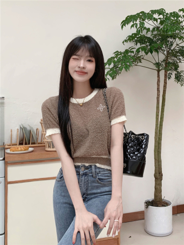 Actual shot of sweet and spicy contrasting round neck versatile high-waisted short-sleeved sweater top for women