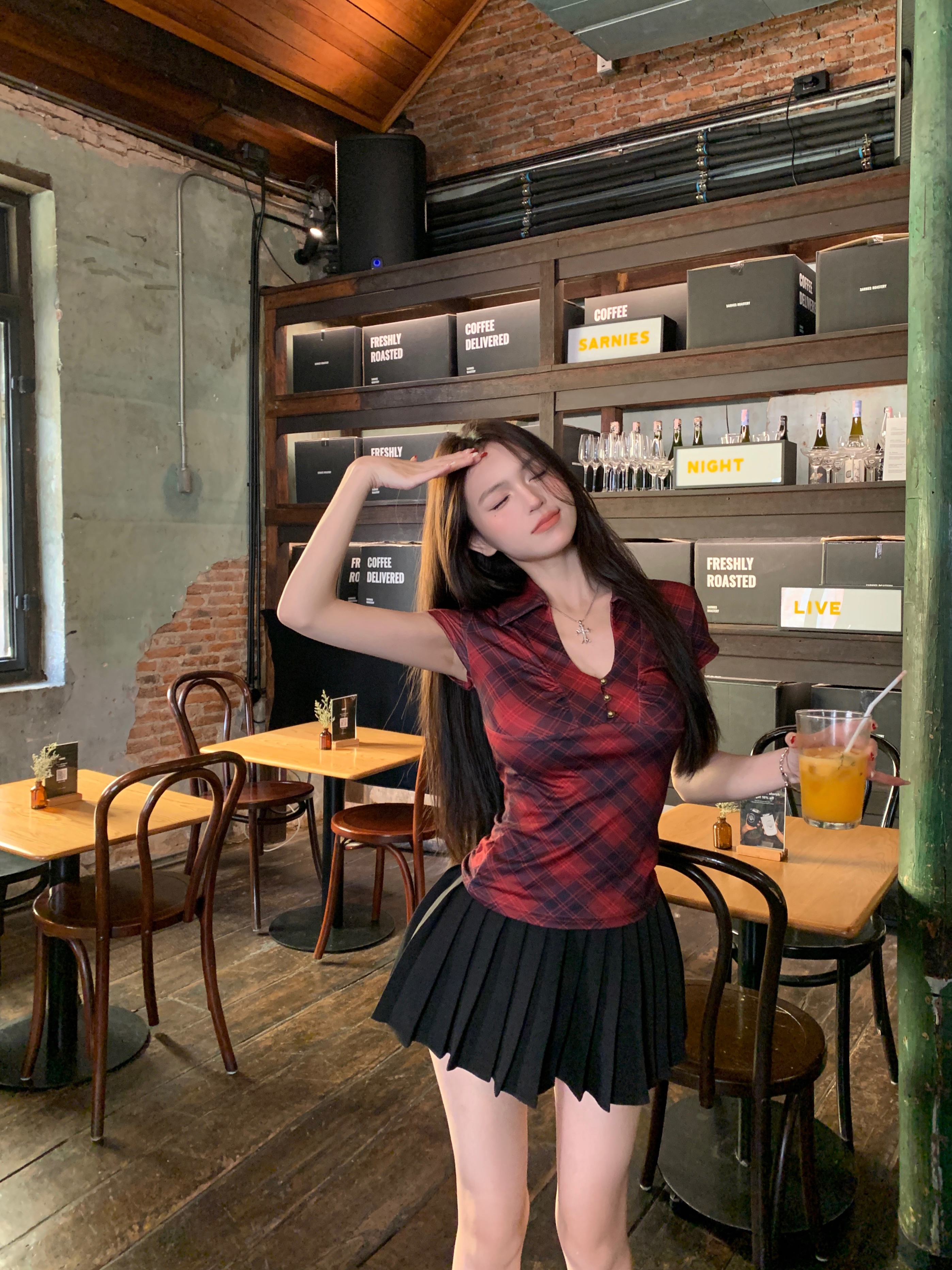 Real shot of American hot girl V-neck plaid shirt, short-sleeved sweater, slimming top, short style