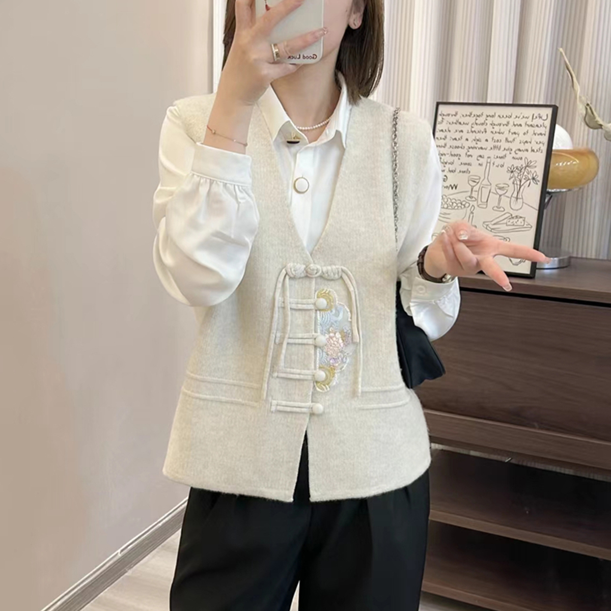 質檢官圖新中式國風盤扣半邊刺繡V領馬甲春秋新款寬鬆背心上衣女