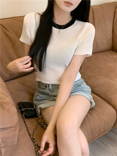 Actual shot of Korean style simple slim fit and contrasting color round neck versatile short-sleeved knitted T-shirt crop top