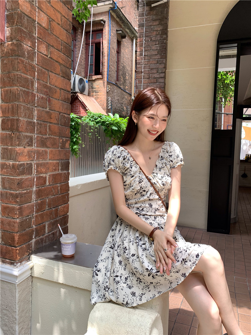 Real shot of slim floral Korean style V-neck short dress