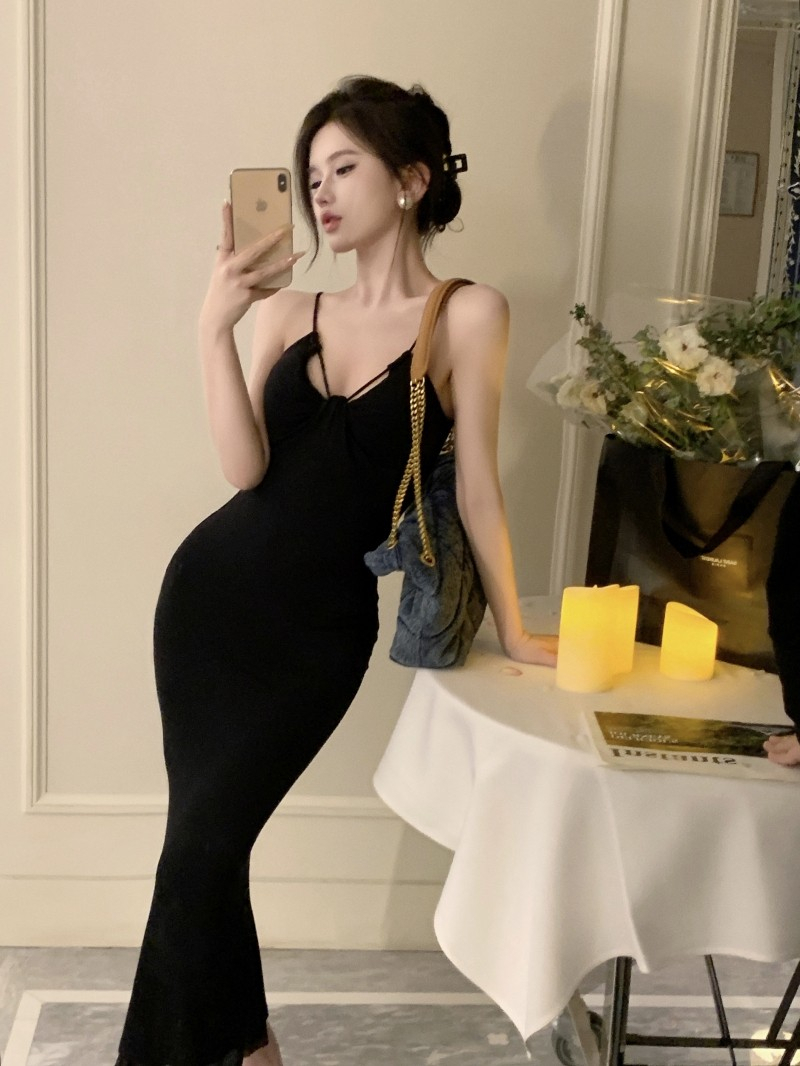 赫本風黑色吊帶連衣裙2024春夏款女裝新款收腰修身顯身材包臀長裙