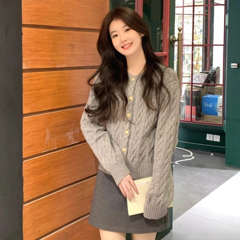 灰色短款圓領麻花毛衣女早春新款軟糯慵懶風寬鬆學生針織開衫外套