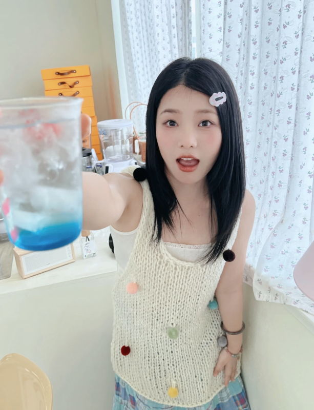 白色鏤空彩色毛球吊帶小背心女春季日系疊穿針織罩衫內搭外穿上衣