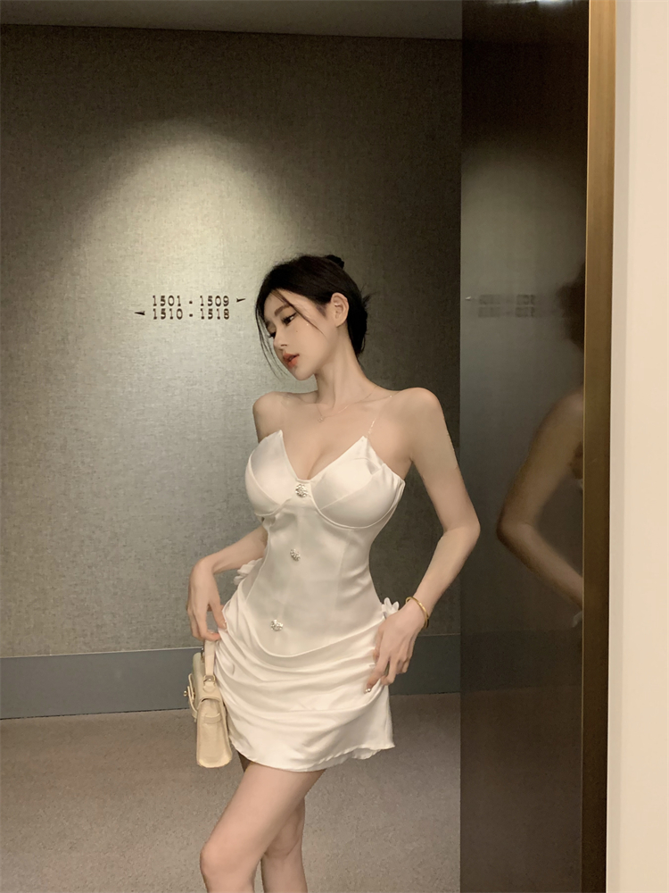 Actual shot of a high-end V-neck belted strapless camellia pleated slim dress