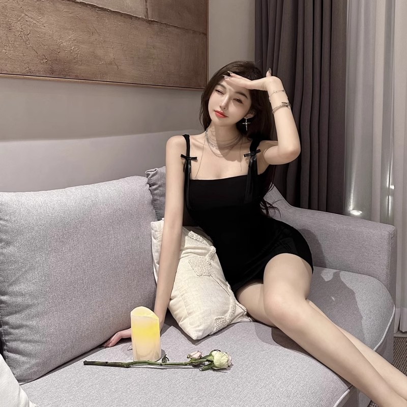 復古顯瘦小黑裙收腰蝴蝶結吊帶連衣裙小個子修身包臀方領純欲短裙