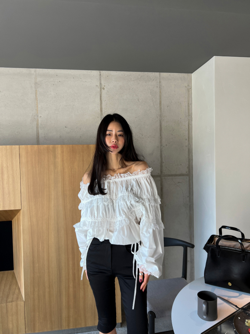2024 ins blogger off-shoulder lace short sweet shirt