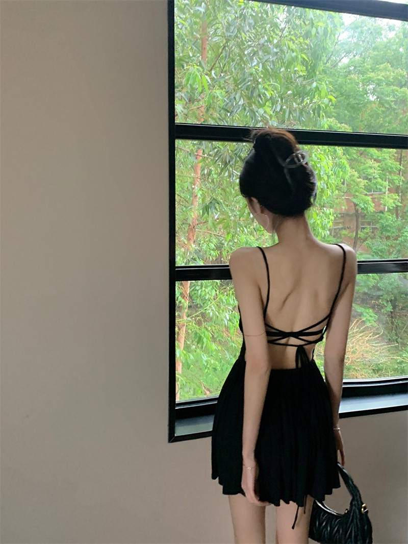 純欲甜辣妹性感露背v領掛脖吊帶連衣裙女赫本風小黑裙氣質小個子