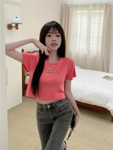 Real shot of a sweet girl wearing a short-sleeved design T-shirt for women, a slim-fitting short knitted bottoming shirt top