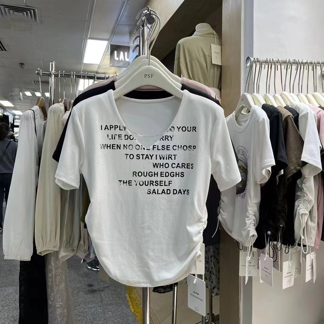 V領配鏈條歐貨小字母印花短袖T恤女春裝新款褶皺收腰純棉正肩上衣