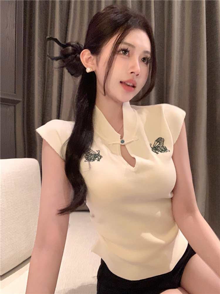 Real shot of national style embroidered stand-collar bottoming shirt, short-sleeved T-shirt, buttoned short, chic, slim-fitting shirt