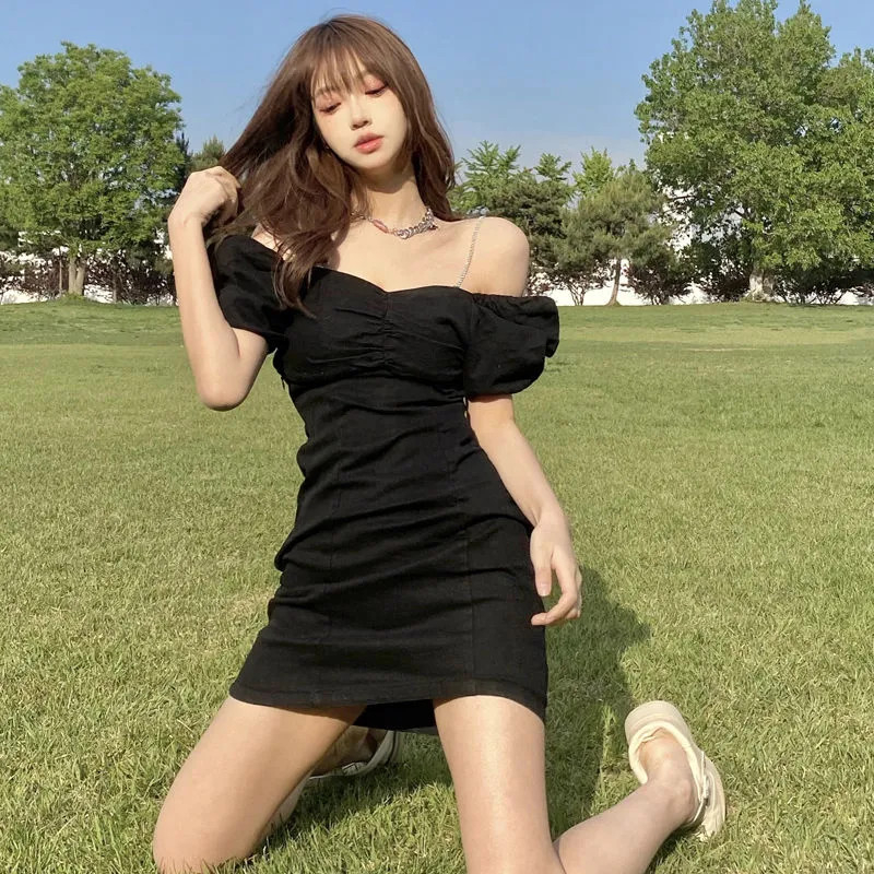 一字肩連衣裙法式修身顯瘦裙子女夏氣質設計感收腰小黑裙包臀短裙