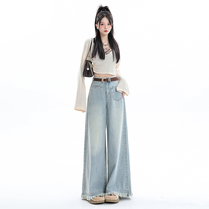 Real shot of 2024 spring and summer fashion trend raw edge wide leg jeans for women