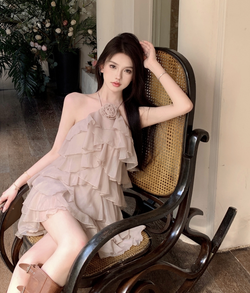 實拍 掛脖吊帶連衣裙設計感仙女蛋糕裙氣質焓變度假裙子純欲