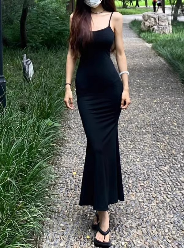 辣妹性感收腰黑色吊帶連衣裙女春季2024新款緊身包臀裙長裙魚尾裙