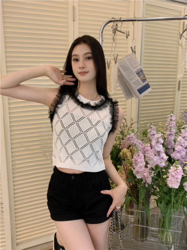 Actual shot of girly lace knitted vest for women to wear short slim fit design waist sweet spicy top
