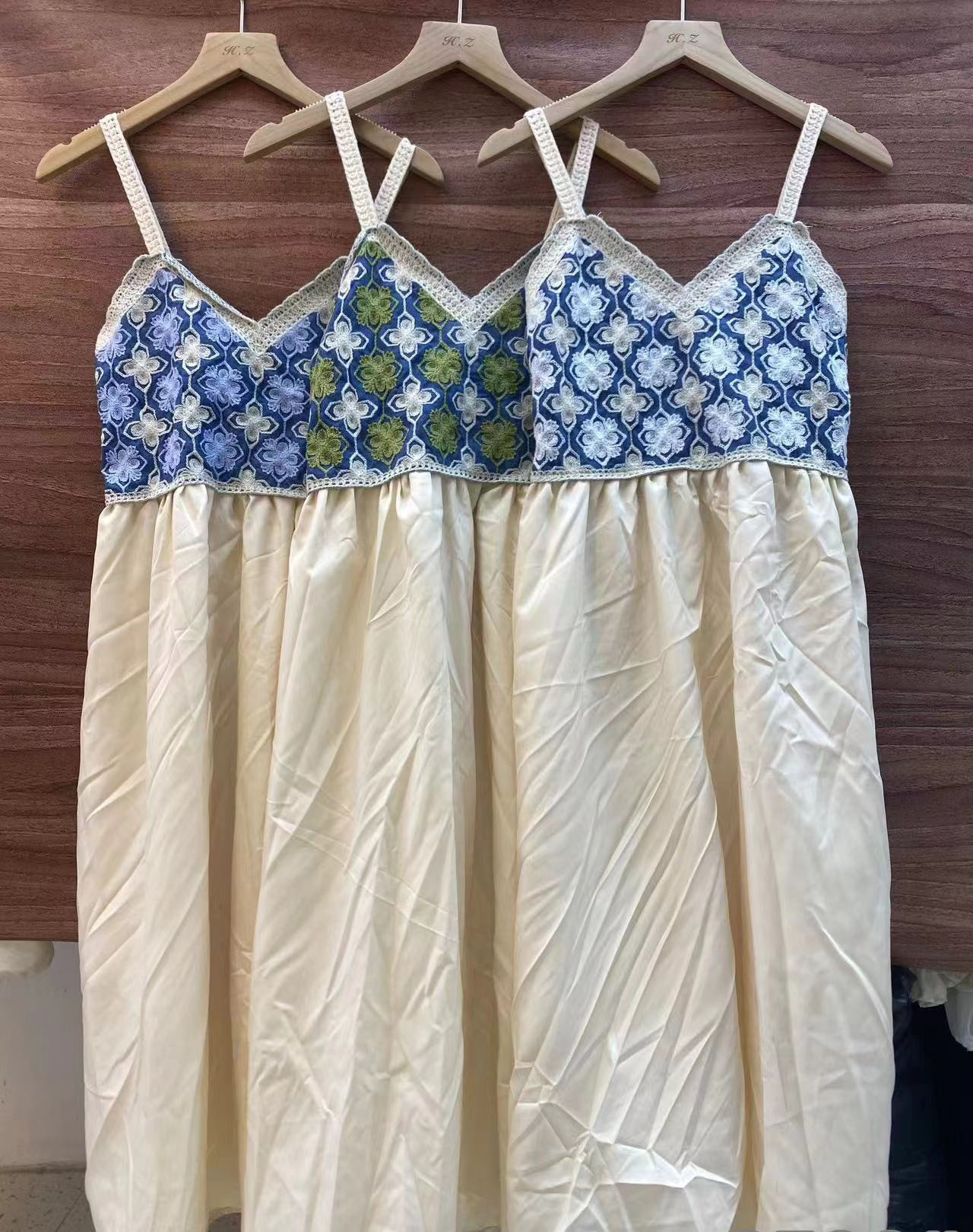 2024夏季新款V領刺繡花朵拼色高腰顯瘦中長款A字吊帶連衣裙女