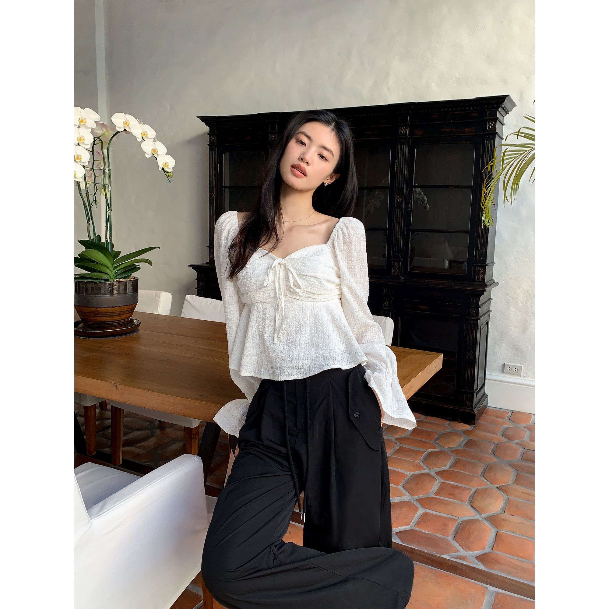 2024 French bell-sleeved tops for women spring high-end shirts with chic design niche slimming shirts