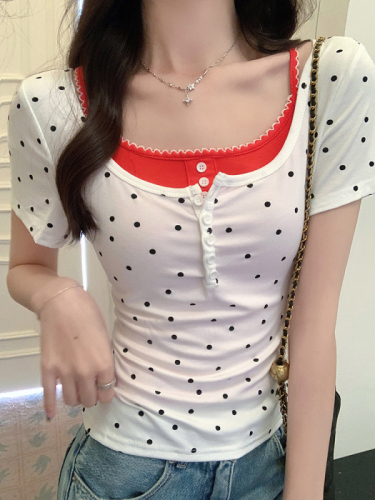 Real shot of polka-dot slim-fitting T-shirt, black and red camisole, fashionable pure lust style layered suit