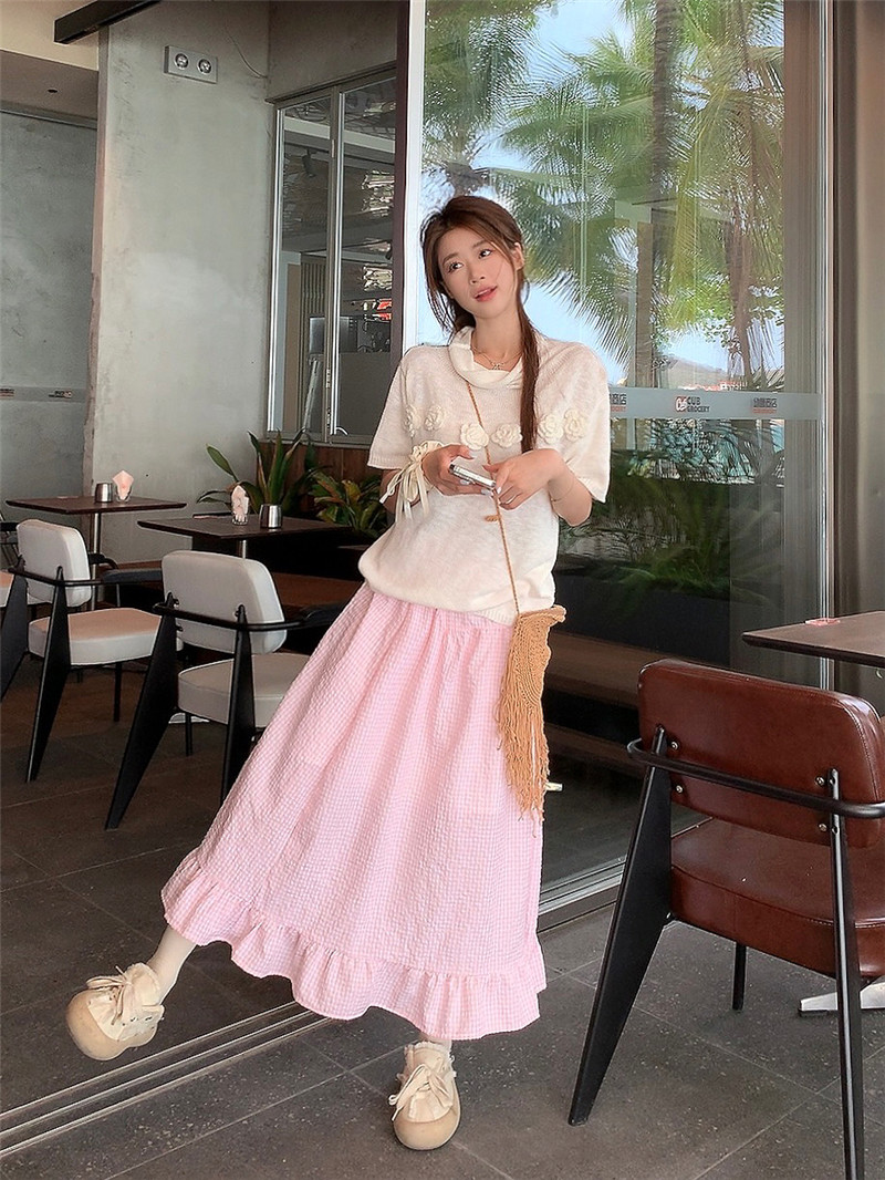 Actual shot~Versatile three-dimensional flower short-sleeved sweater, high-waisted ruffled plaid skirt two-piece set