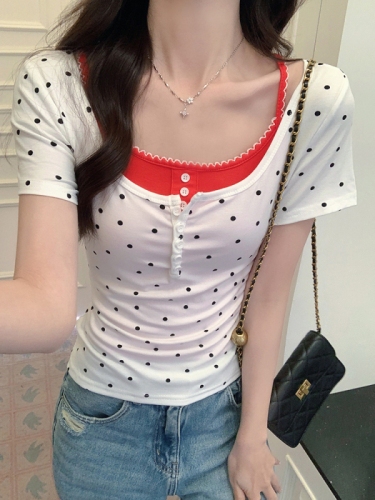 Real shot of polka-dot slim-fitting T-shirt, black and red camisole, fashionable pure lust style layered suit