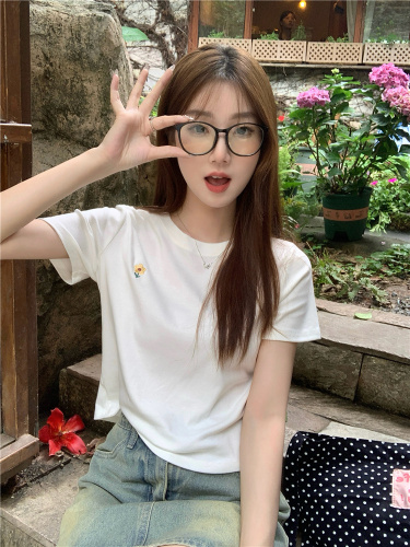 Actual shot~Summer new round neck simple embroidered short T-shirt with small flowers