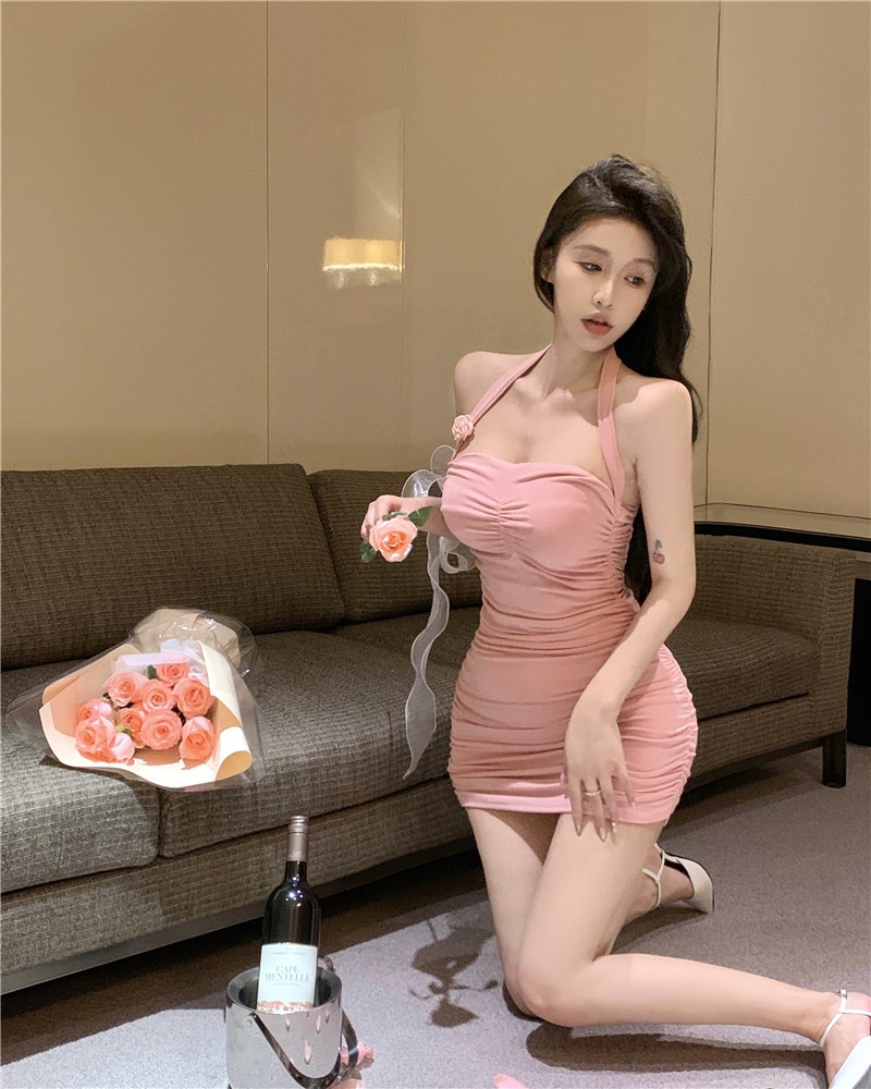 純欲掛脖露背無袖連衣裙女夏季2024新款粉色性感短裙收腰包臀裙子