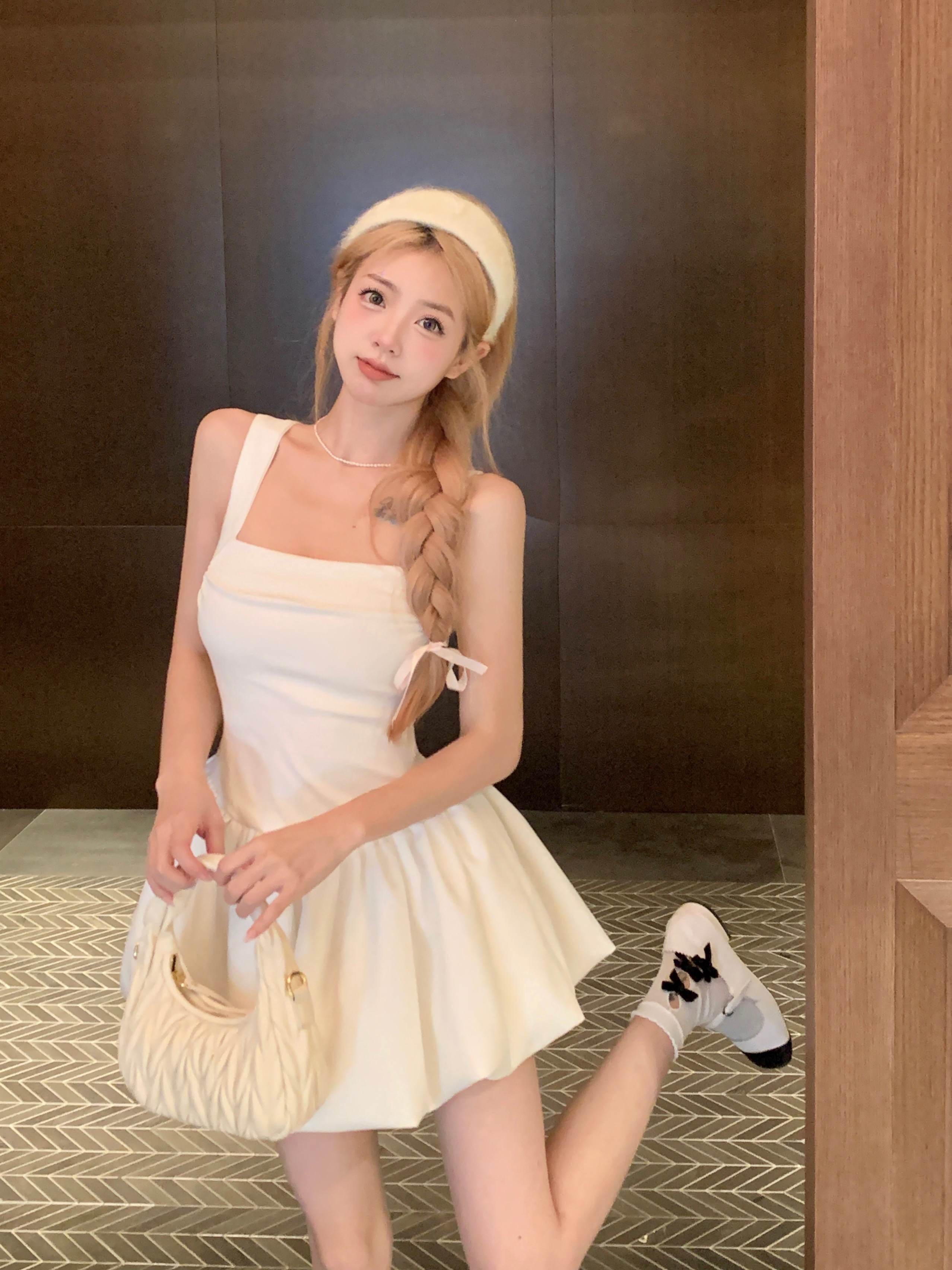 辣妹白色吊帶連衣裙女夏季氣質高級性感收腰顯瘦公主蓬蓬裙小個子