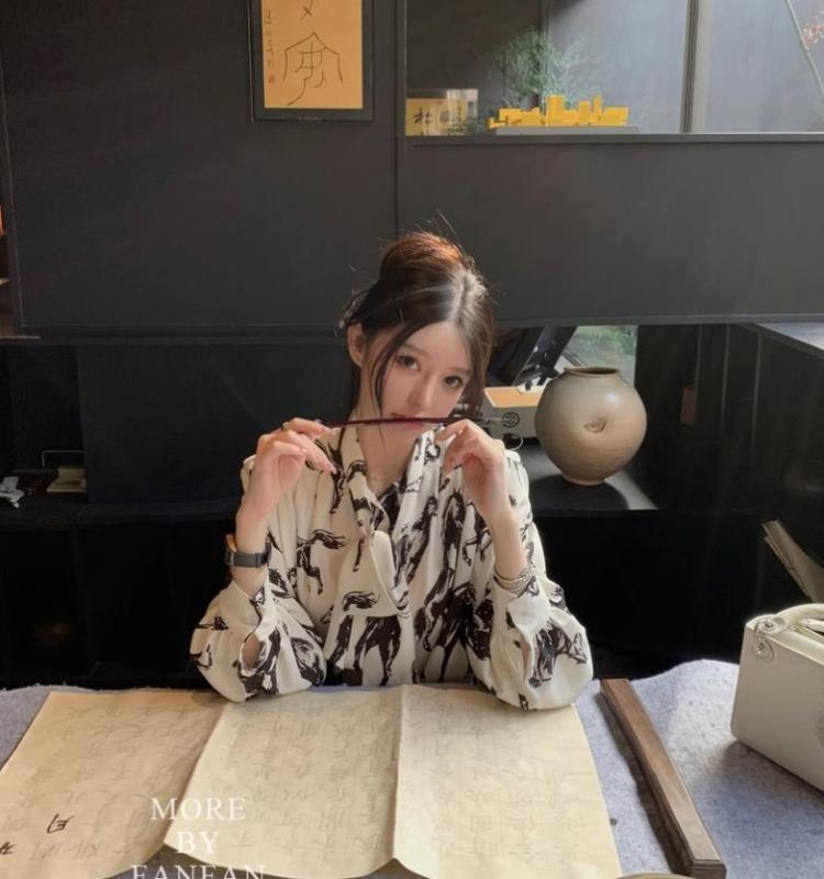早安樊樊 馬匹印花黑白撞色氛圍感飄帶襯衫女春寬鬆舒適長袖上衣