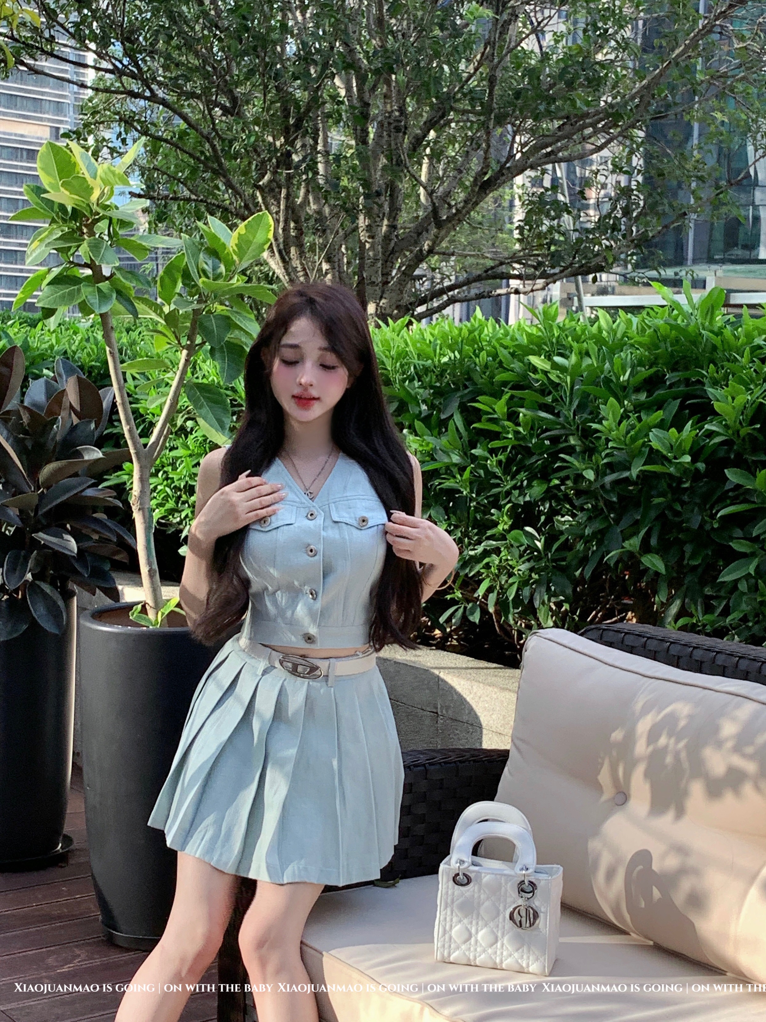 實拍減齡套裝女2024夏新款時尚無袖單排扣短款牛仔上衣百褶短裙