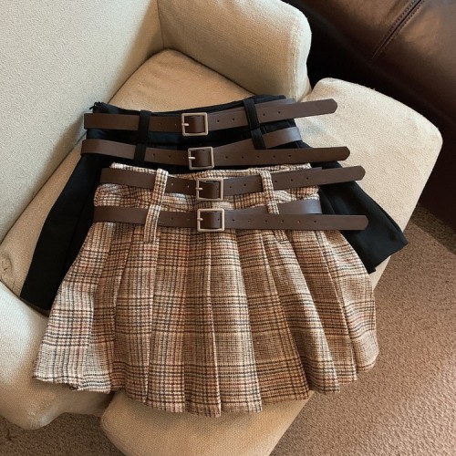 Real shot of a high waist pleated skirt in autumn and winter fashion hot girl short skirt