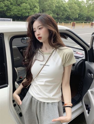 Real shot of right shoulder short-sleeved t-shirt for women in summer 2024 new style short top that covers belly and hides fat, looks slimming and looks slimming